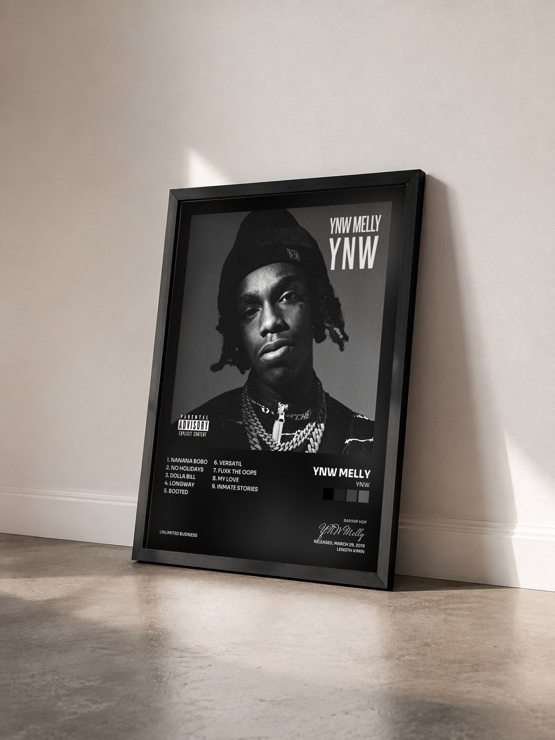 #noir Tableau de l'album YNW de YNW Melly vu de trois quarts, cadre noir