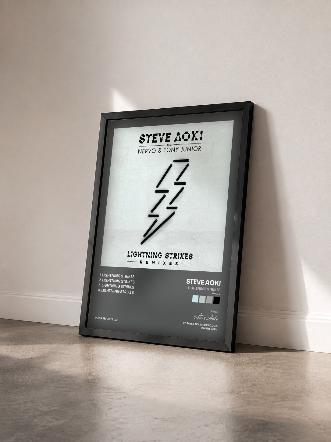 #noir Tableau de l'album Lightning Strikes (Remixes) de Steve Aoki vu de trois quarts, cadre noir