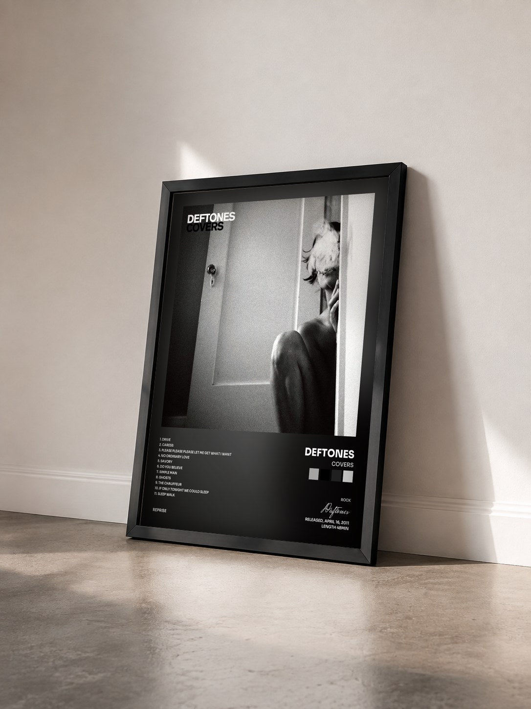 #noir Covers von Deftones als gerahmter Kunstdruck von schräg gesehen, schwarzer Rahmen