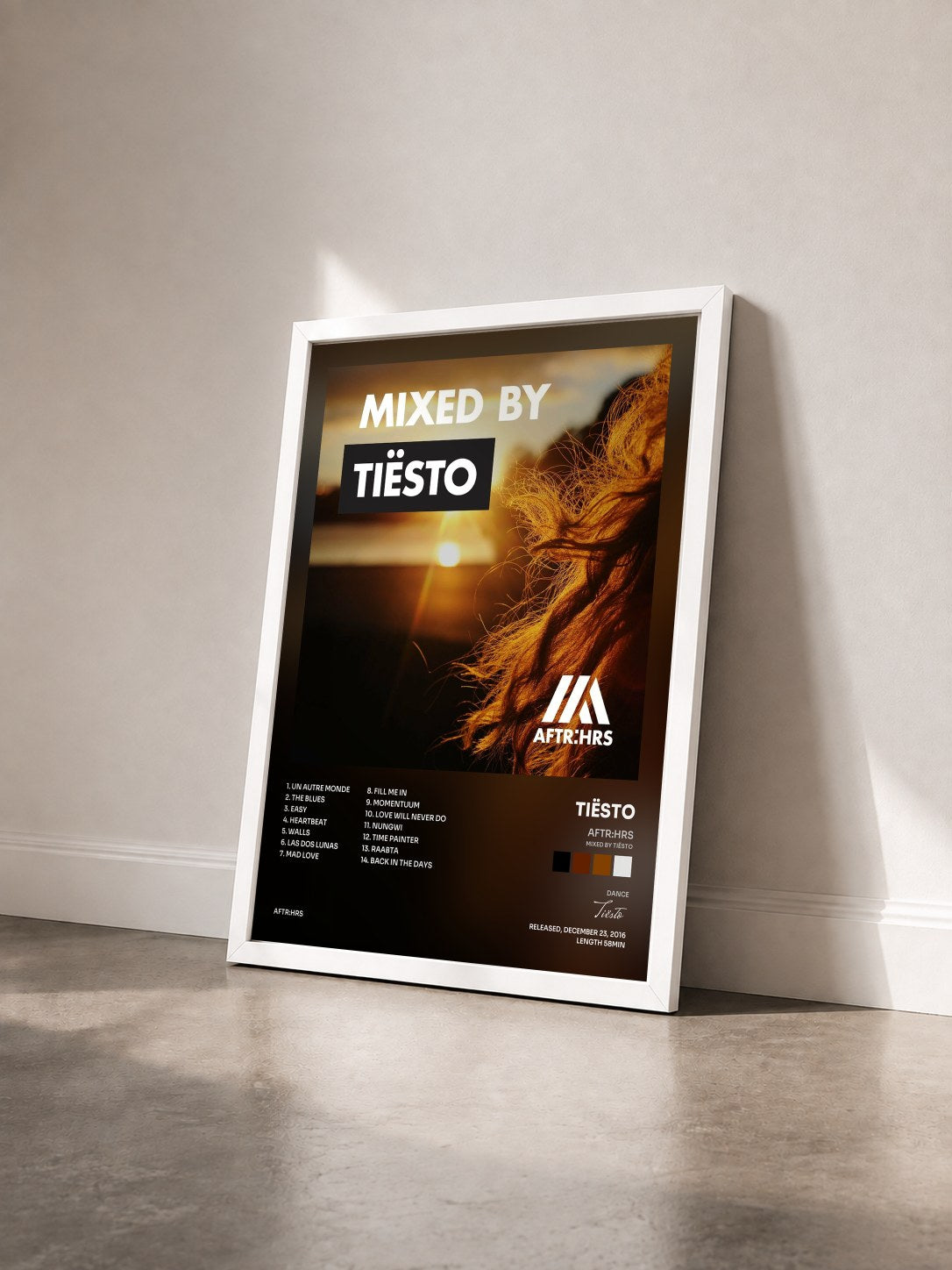 #blanc Tableau de l'album AFTR:HRS (Mixed By Tiësto) de Tiësto vu de trois quarts, cadre blanc