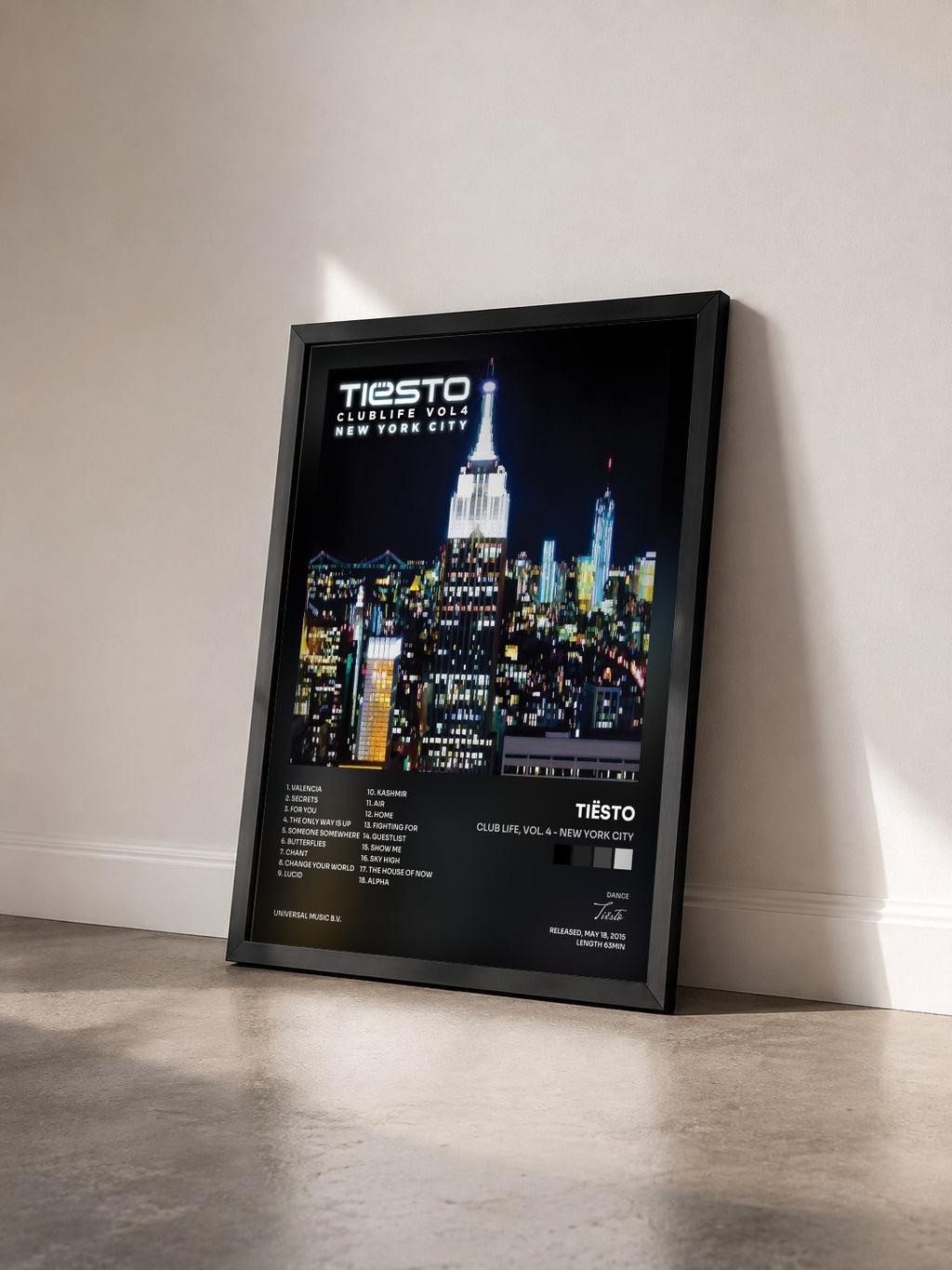 #noir Club Life, Vol. 4 - New York City von Tiësto als gerahmter Kunstdruck von schräg gesehen, schwarzer Rahmen