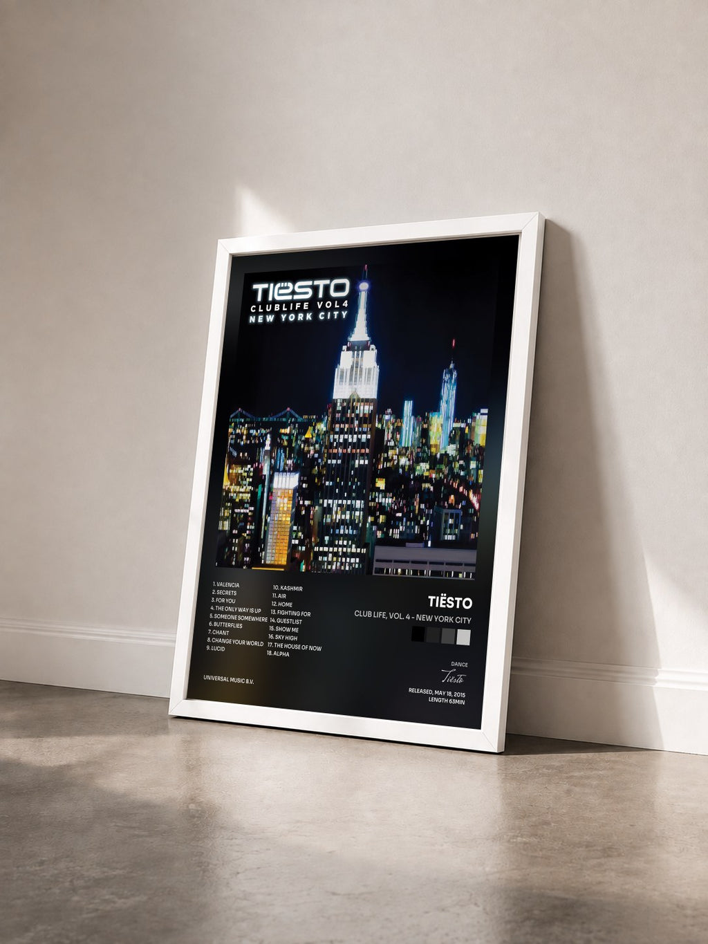 #blanc Club Life, Vol. 4 - New York City von Tiësto als gerahmter Kunstdruck von schräg gesehen, weißer Rahmen