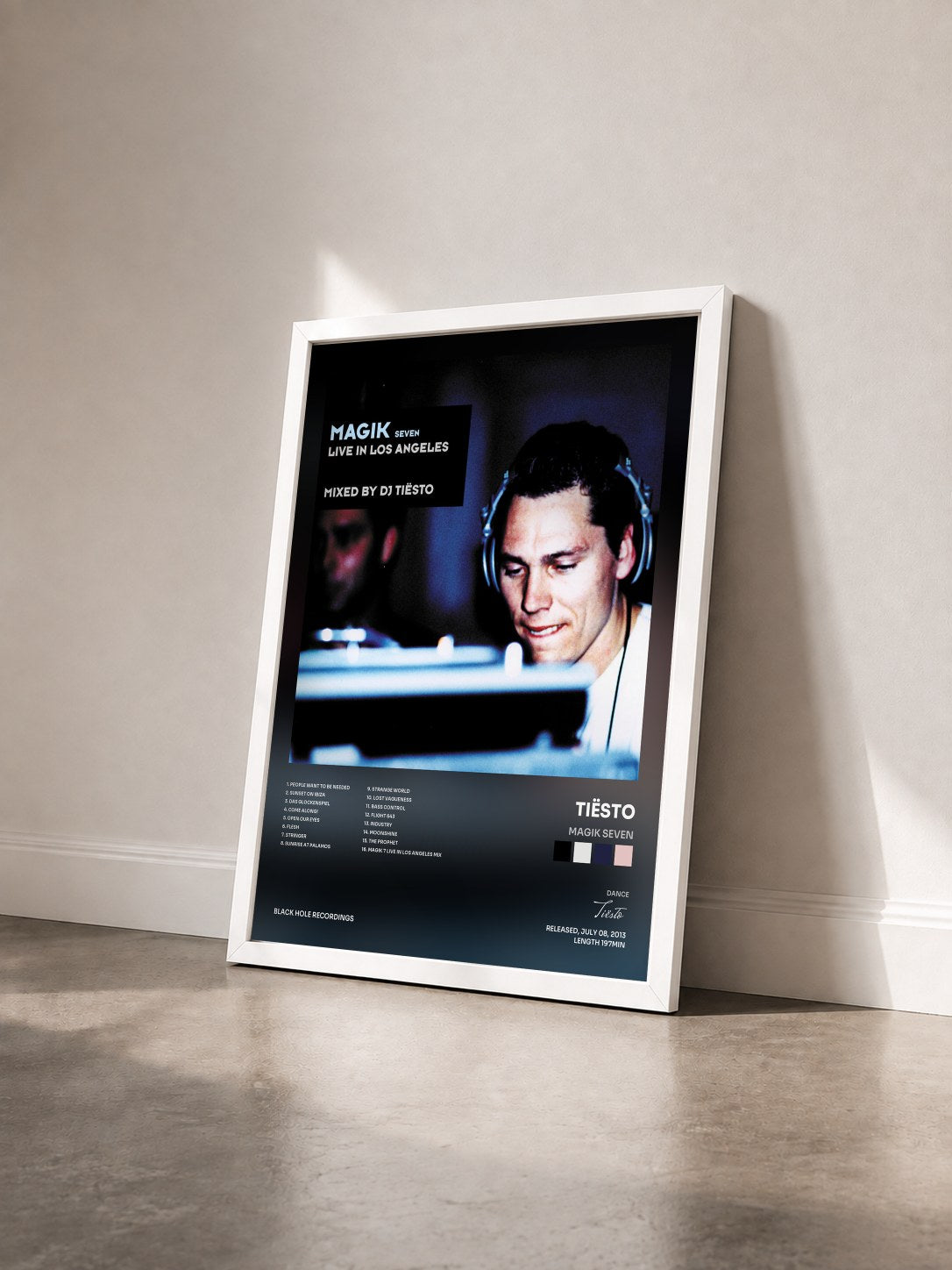 #blanc Tableau de l'album Magik Seven de Tiësto vu de trois quarts, cadre blanc