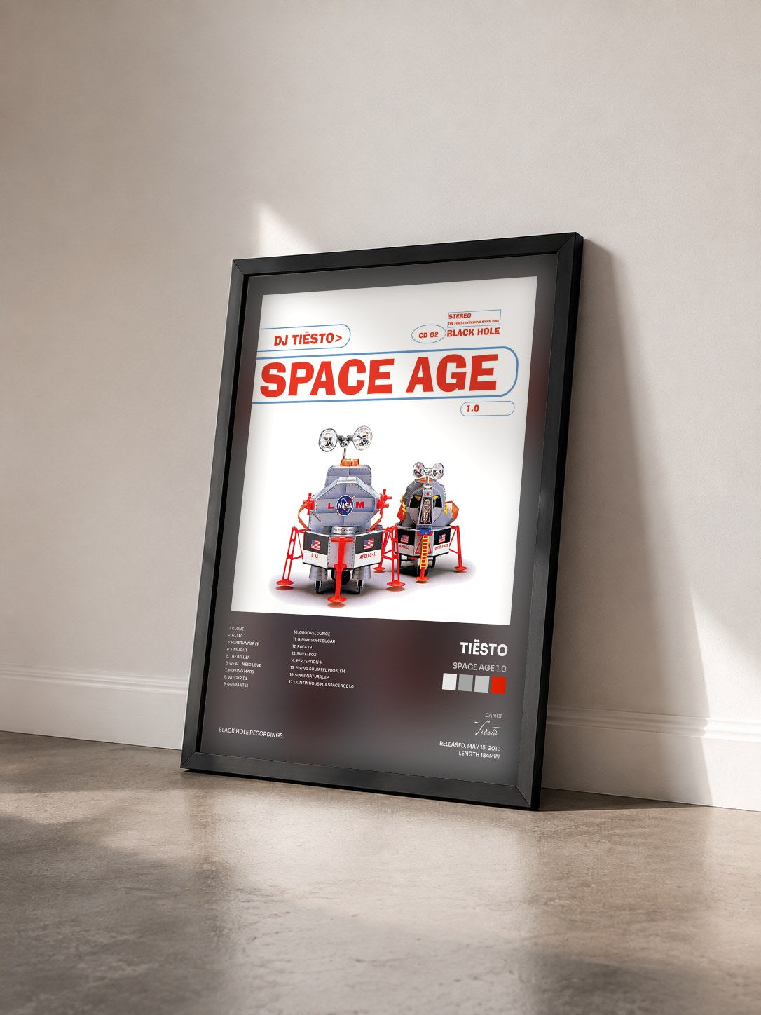 #noir Tableau de l'album Space Age 1.0 de Tiësto vu de trois quarts, cadre noir