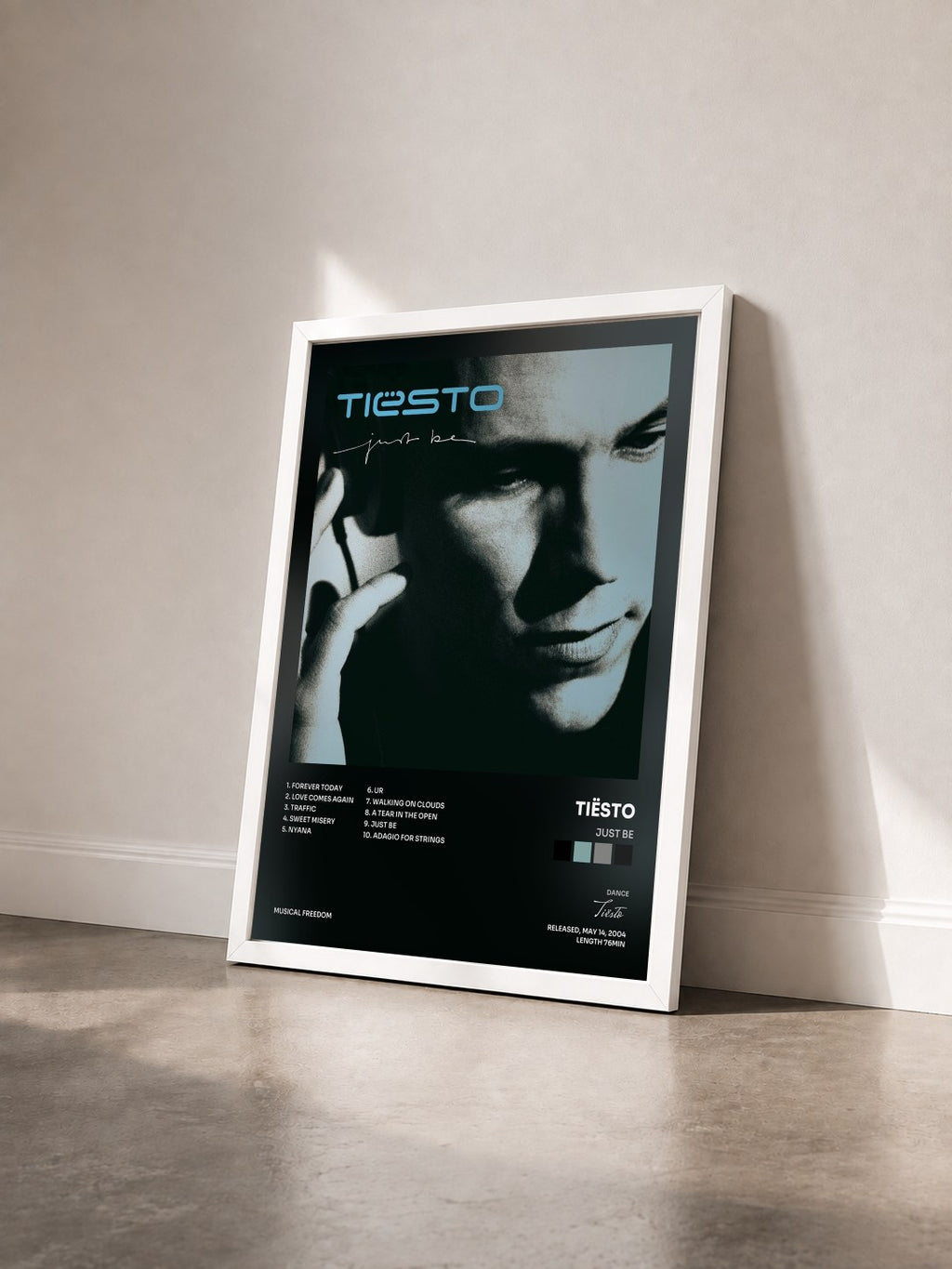 #blanc Just Be di Tiësto in stampa incorniciata vista di tre quarti, cornice bianca