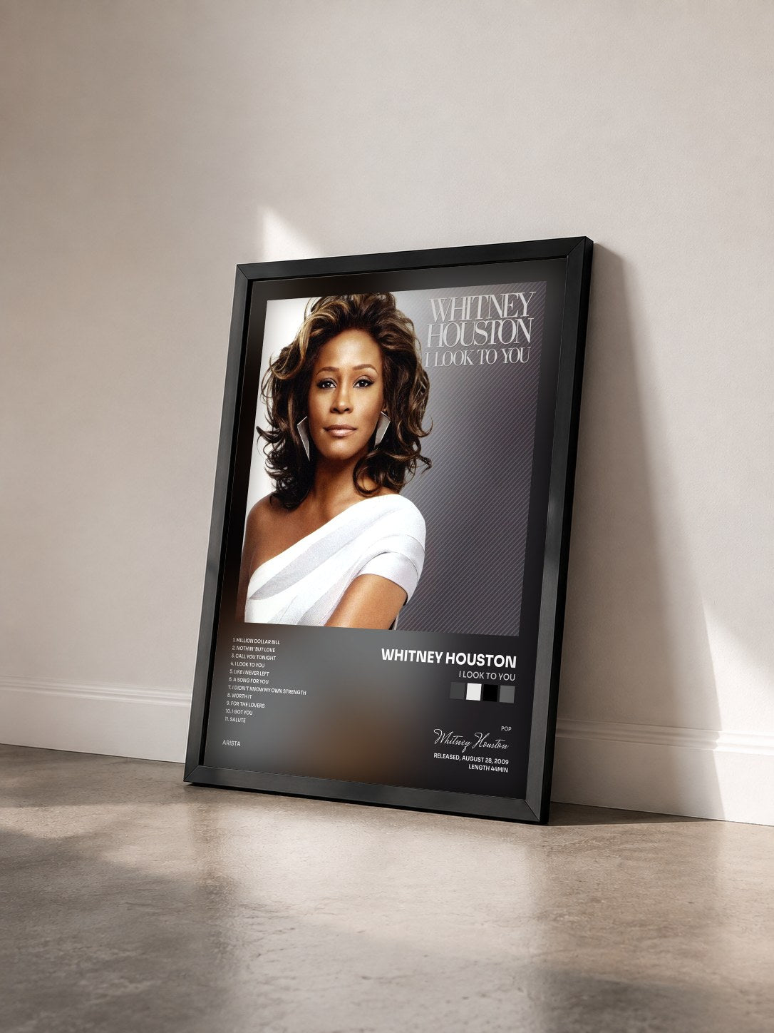 #noir Tableau de l'album I Look To You de Whitney Houston vu de trois quarts, cadre noir