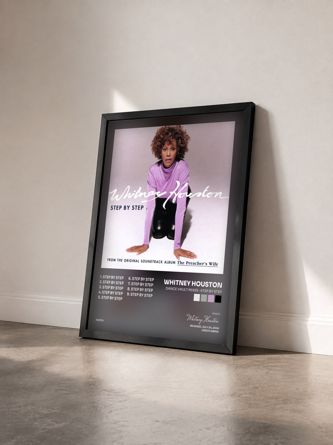 #noir Tableau de l'album Dance Vault Mixes -Step By Step de Whitney Houston vu de trois quarts, cadre noir