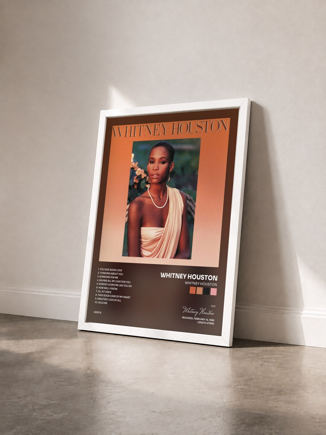 #blanc Whitney Houston di Whitney Houston in stampa incorniciata vista di tre quarti, cornice bianca