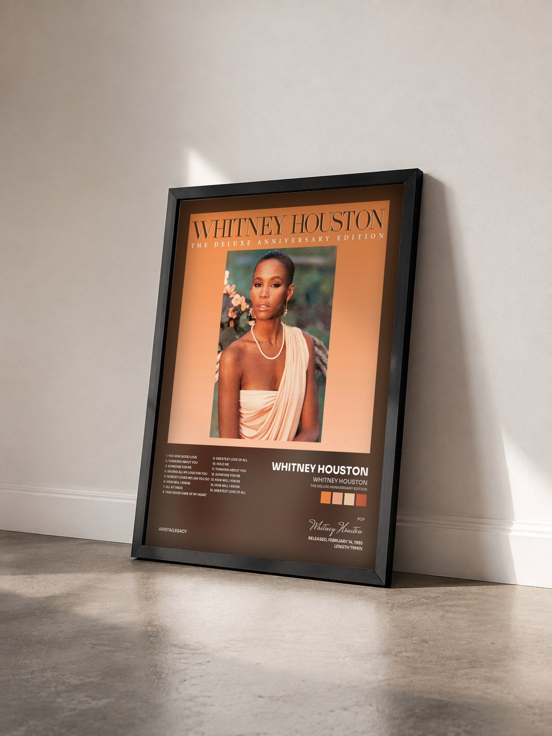 #noir Whitney Houston (The Deluxe Anniversary Edition) di Whitney Houston in stampa incorniciata vista di tre quarti, cornice nera