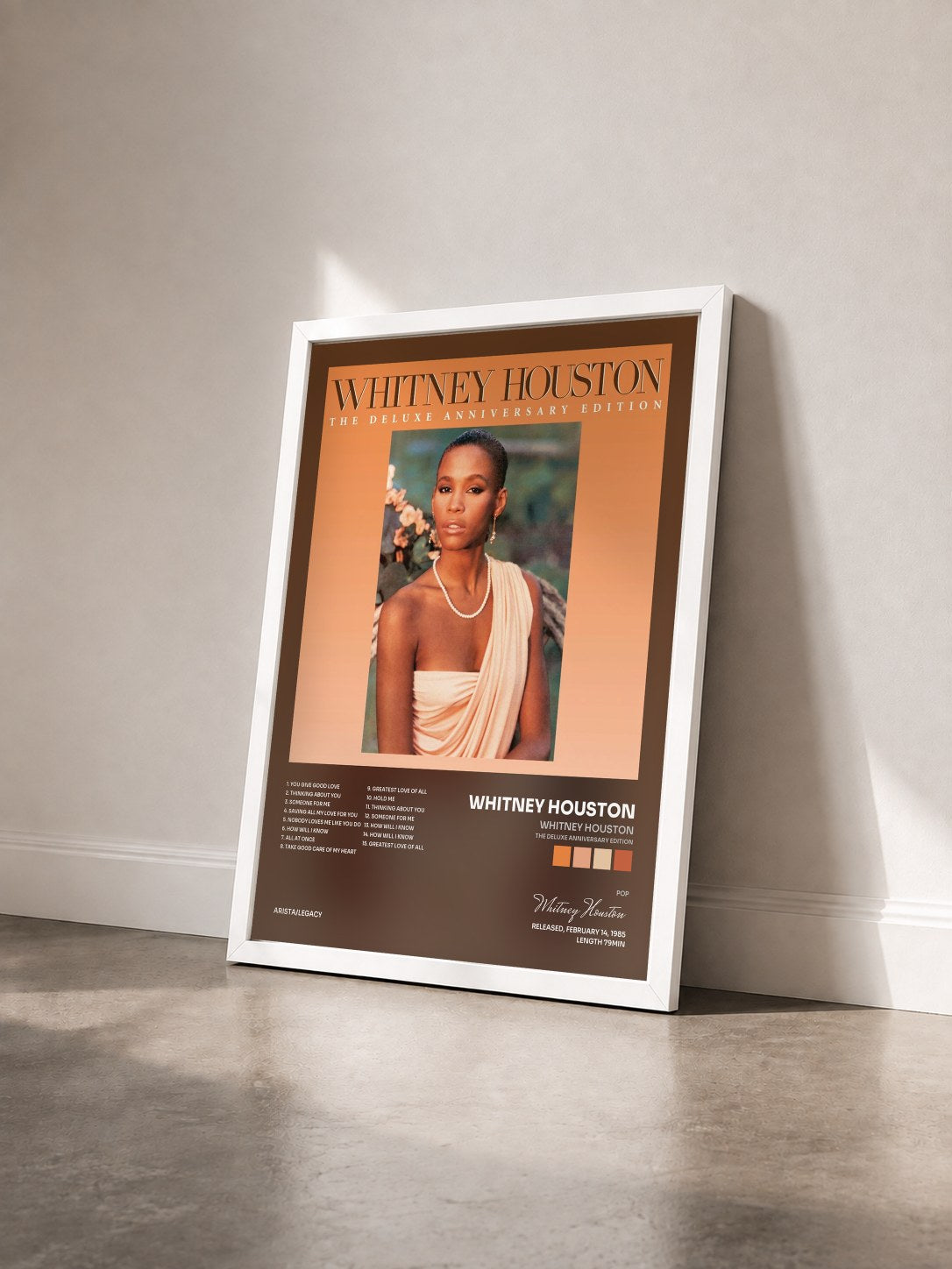 #blanc Whitney Houston (The Deluxe Anniversary Edition) di Whitney Houston in stampa incorniciata vista di tre quarti, cornice bianca