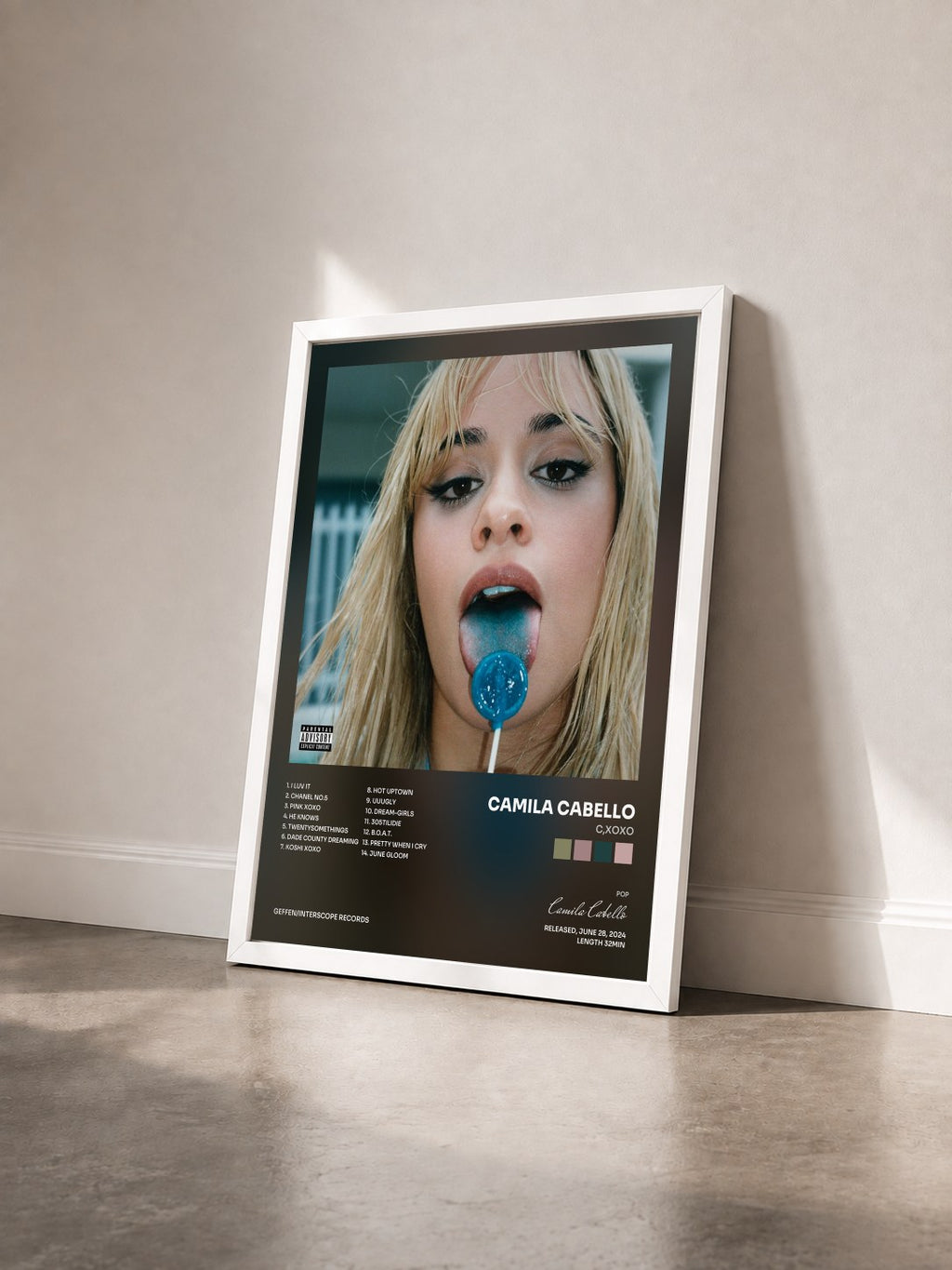 #blanc Tableau de l'album C,XOXO de Camila Cabello vu de trois quarts, cadre blanc