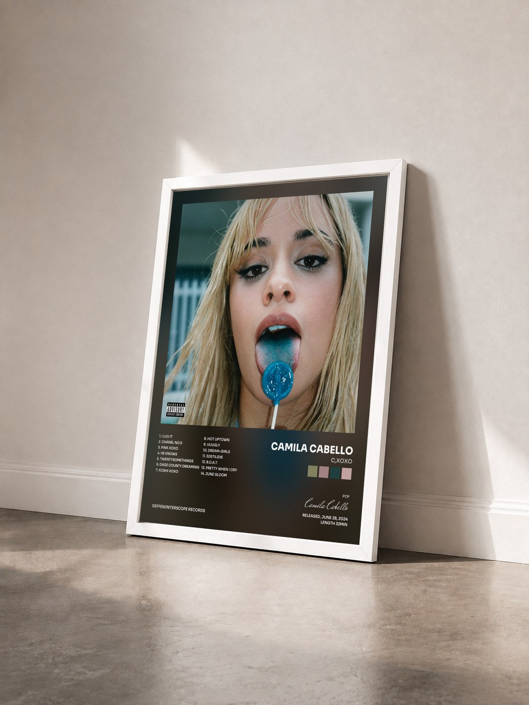 #blanc Tableau de l'album C,XOXO de Camila Cabello vu de trois quarts, cadre blanc