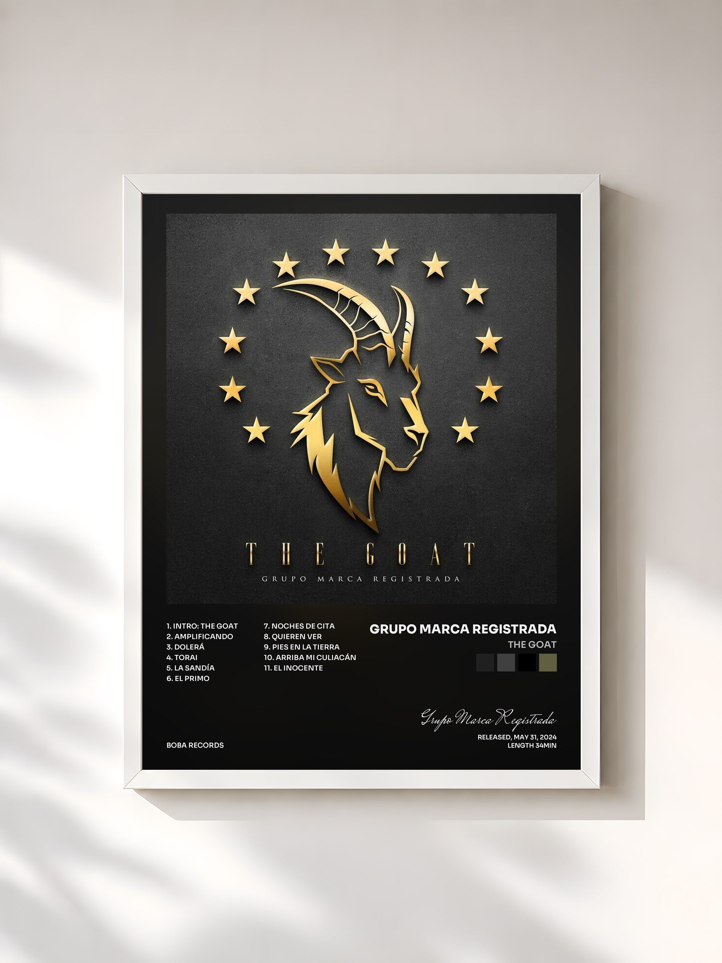 #blanc Tableau de l'album THE GOAT de Grupo Marca Registrada, cadre blanc, imprimé et encadré en France