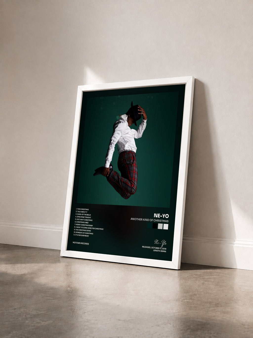 #blanc Another Kind Of Christmas von Ne-Yo als gerahmter Kunstdruck von schräg gesehen, weißer Rahmen