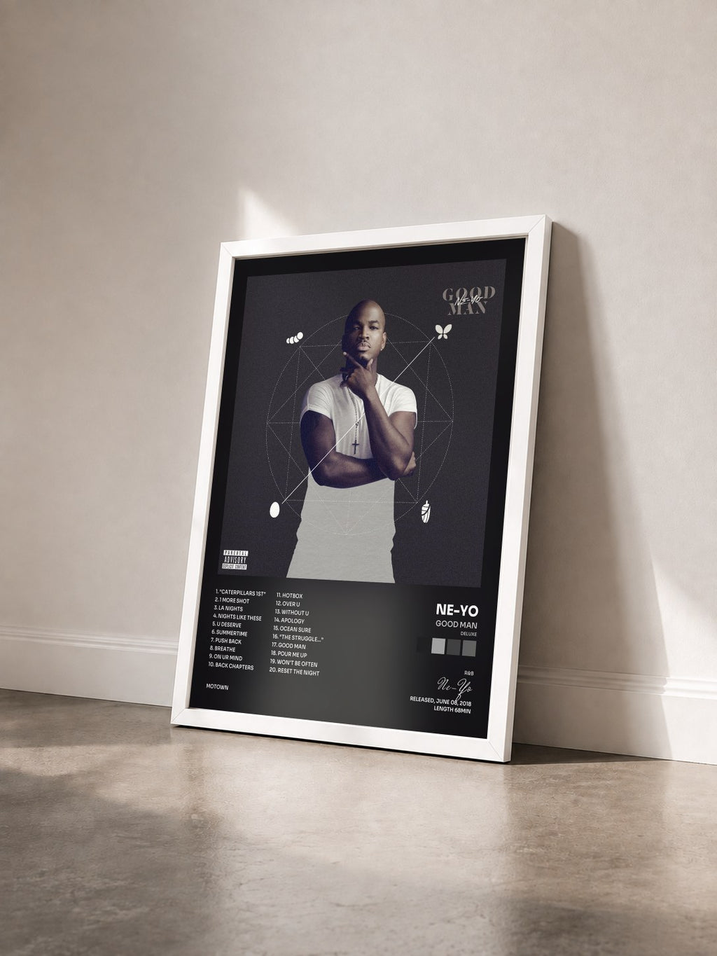 #blanc Tableau de l'album GOOD MAN (Deluxe) de Ne-Yo vu de trois quarts, cadre blanc