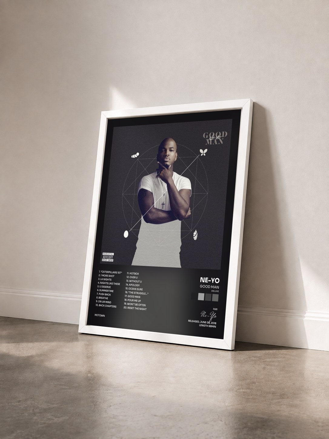 #blanc Tableau de l'album GOOD MAN (Deluxe) de Ne-Yo vu de trois quarts, cadre blanc