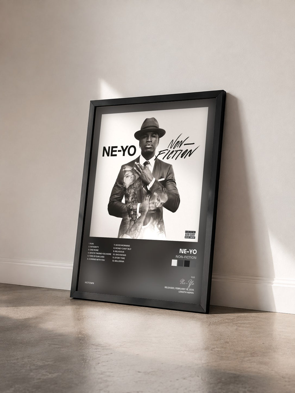 #noir Non-Fiction von Ne-Yo als gerahmter Kunstdruck von schräg gesehen, schwarzer Rahmen