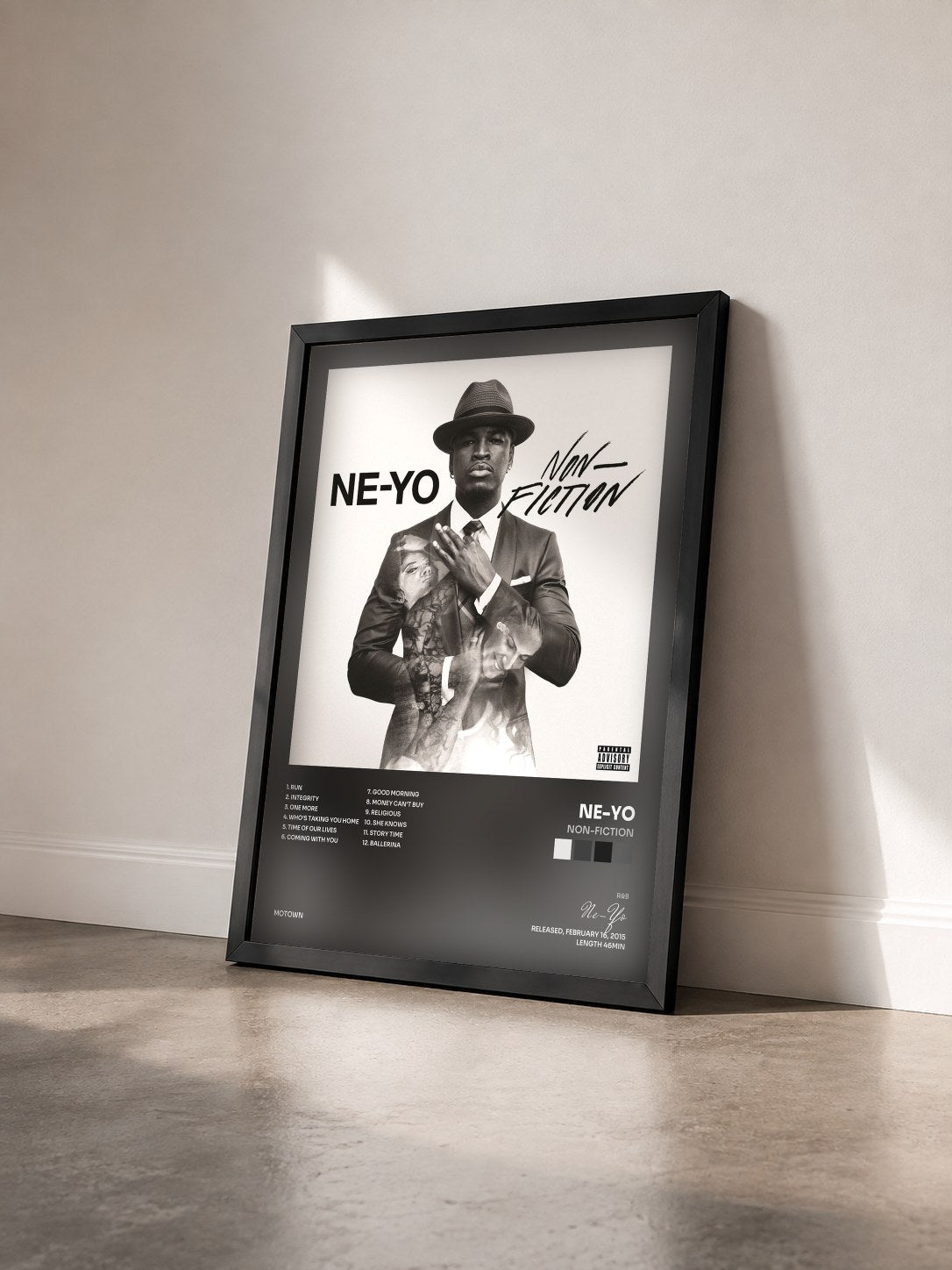 #noir Tableau de l'album Non-Fiction de Ne-Yo vu de trois quarts, cadre noir