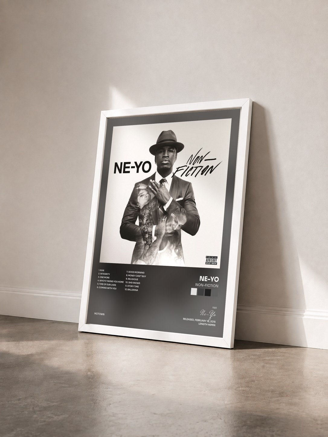 #blanc Tableau de l'album Non-Fiction de Ne-Yo vu de trois quarts, cadre blanc