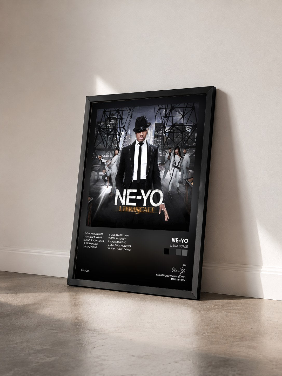 #noir Tableau de l'album Libra Scale de Ne-Yo vu de trois quarts, cadre noir