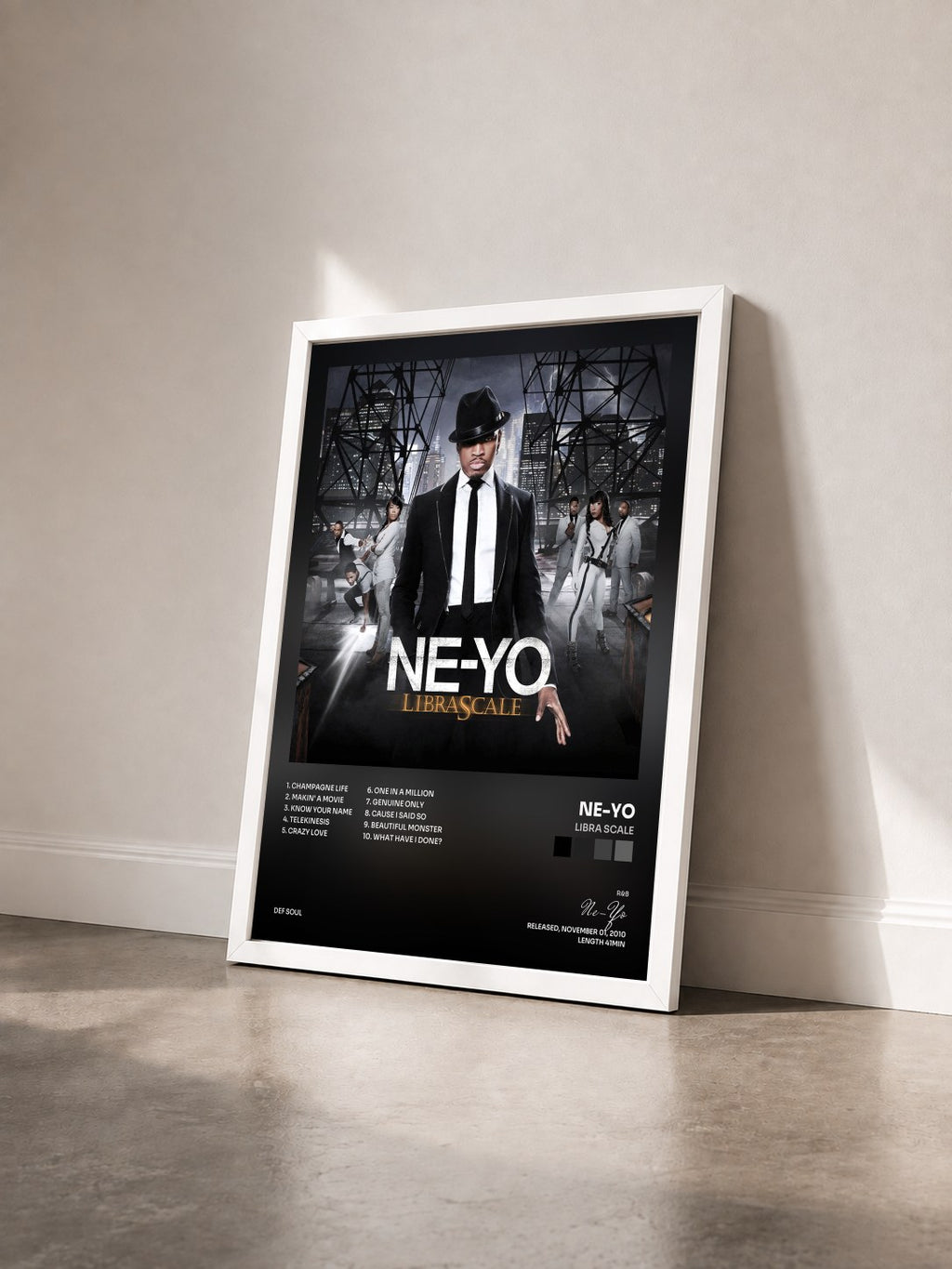 #blanc Tableau de l'album Libra Scale de Ne-Yo vu de trois quarts, cadre blanc