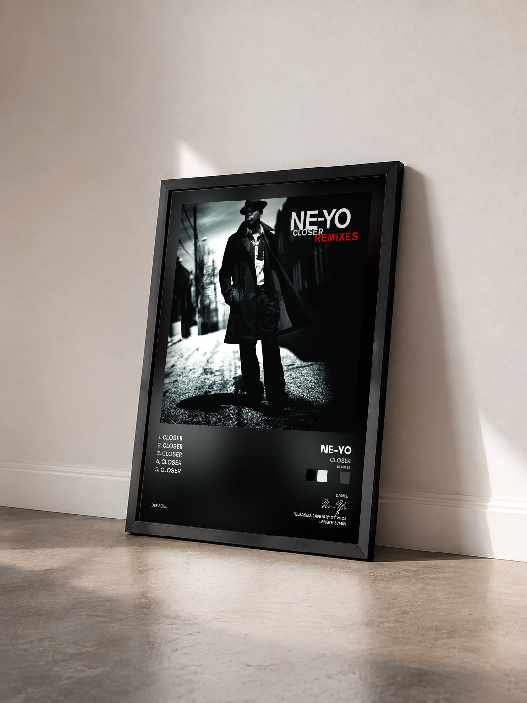 #noir Tableau de l'album Closer (Remixes) de Ne-Yo vu de trois quarts, cadre noir