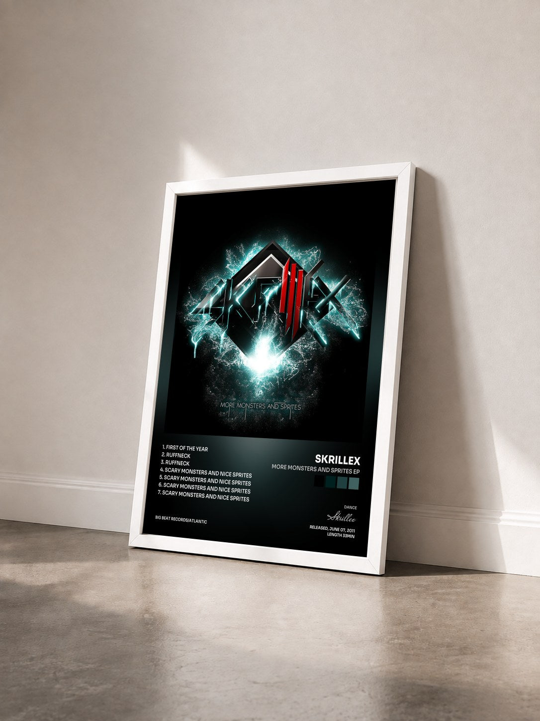 #blanc Tableau de l'album More Monsters and Sprites EP de Skrillex vu de trois quarts, cadre blanc