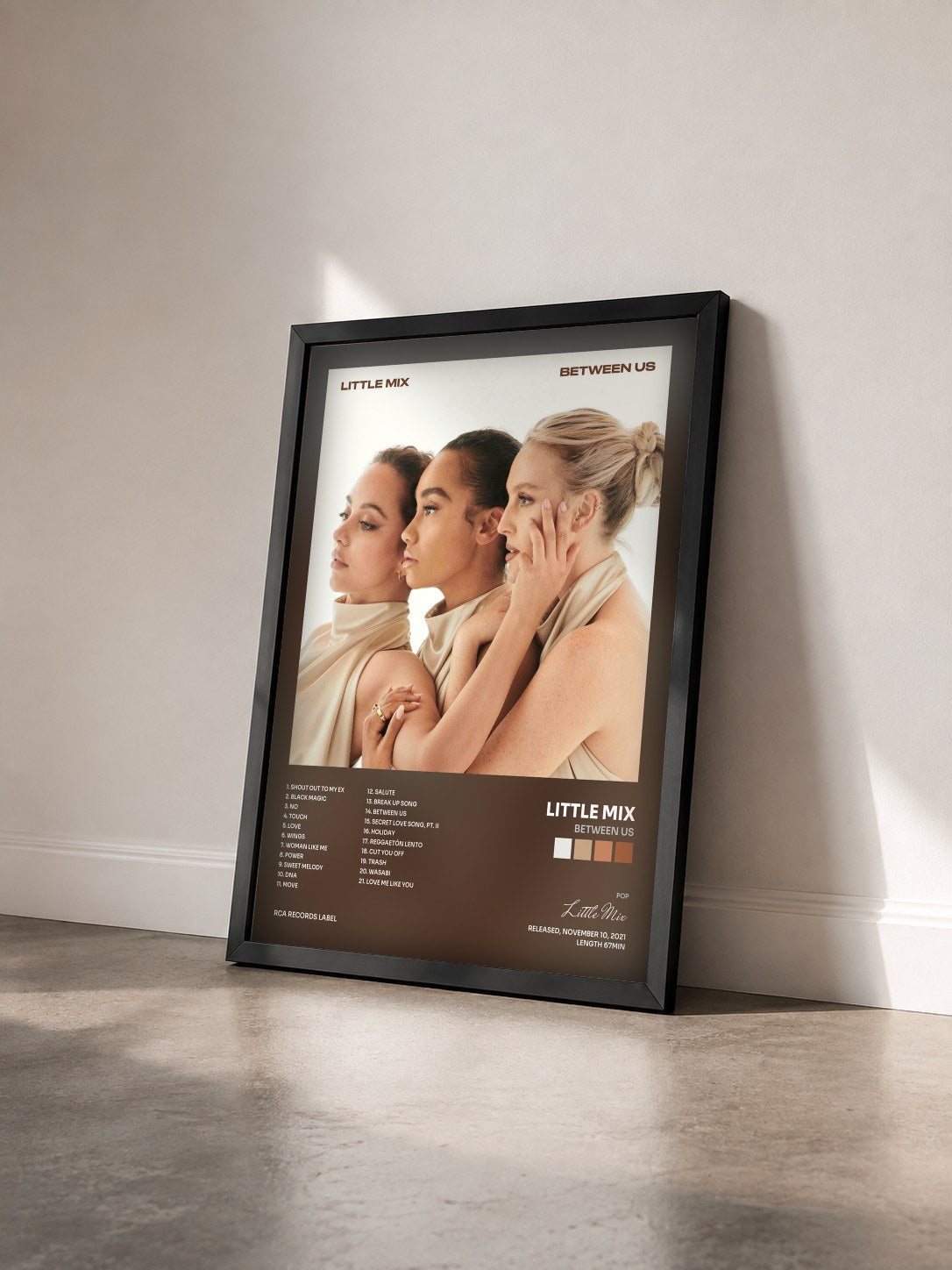 #noir Tableau de l'album Between Us de Little Mix vu de trois quarts, cadre noir
