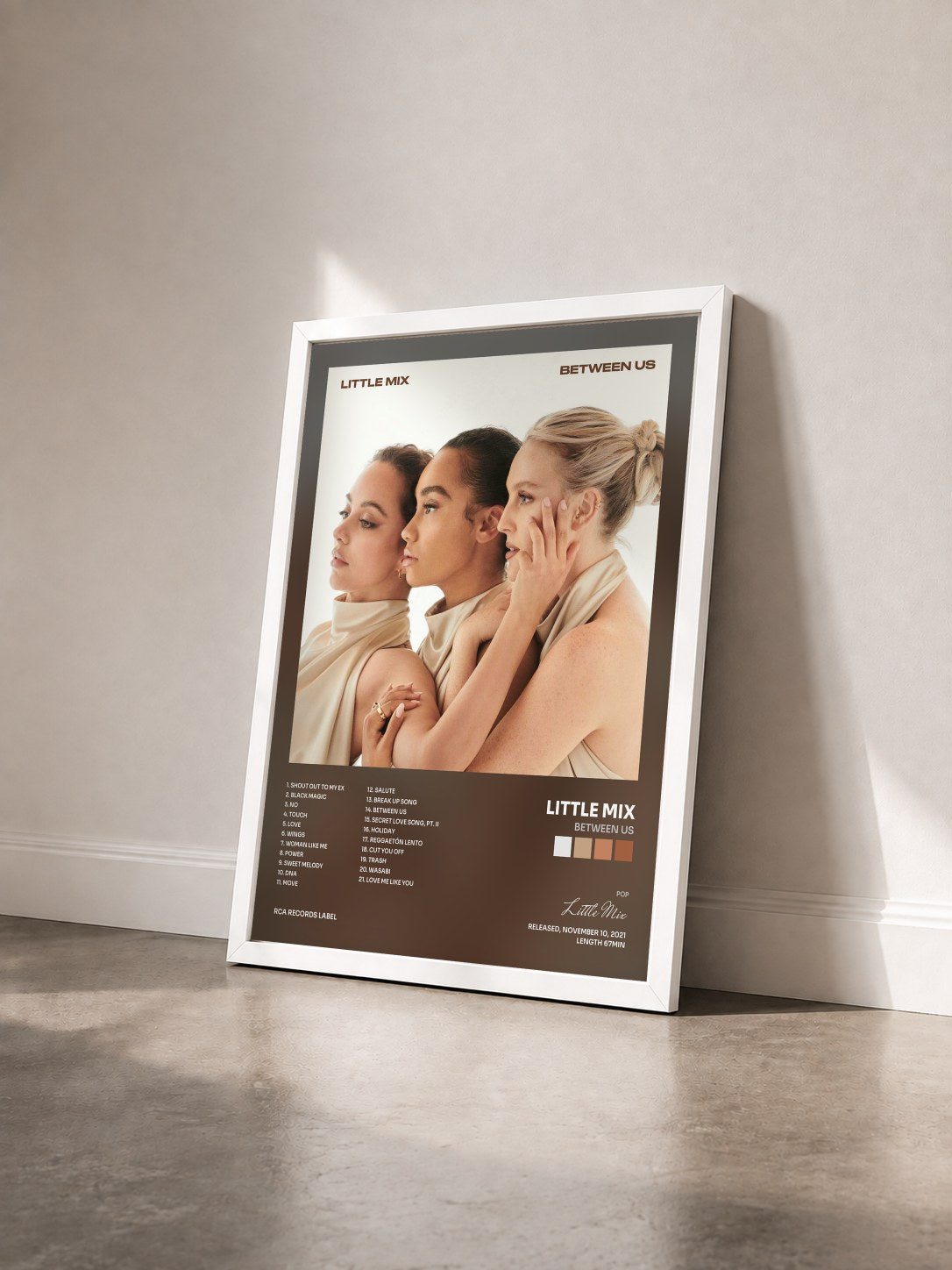#blanc Tableau de l'album Between Us de Little Mix vu de trois quarts, cadre blanc