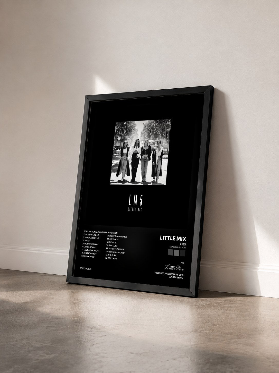 #noir Tableau de l'album LM5 (Expanded Edition) de Little Mix vu de trois quarts, cadre noir