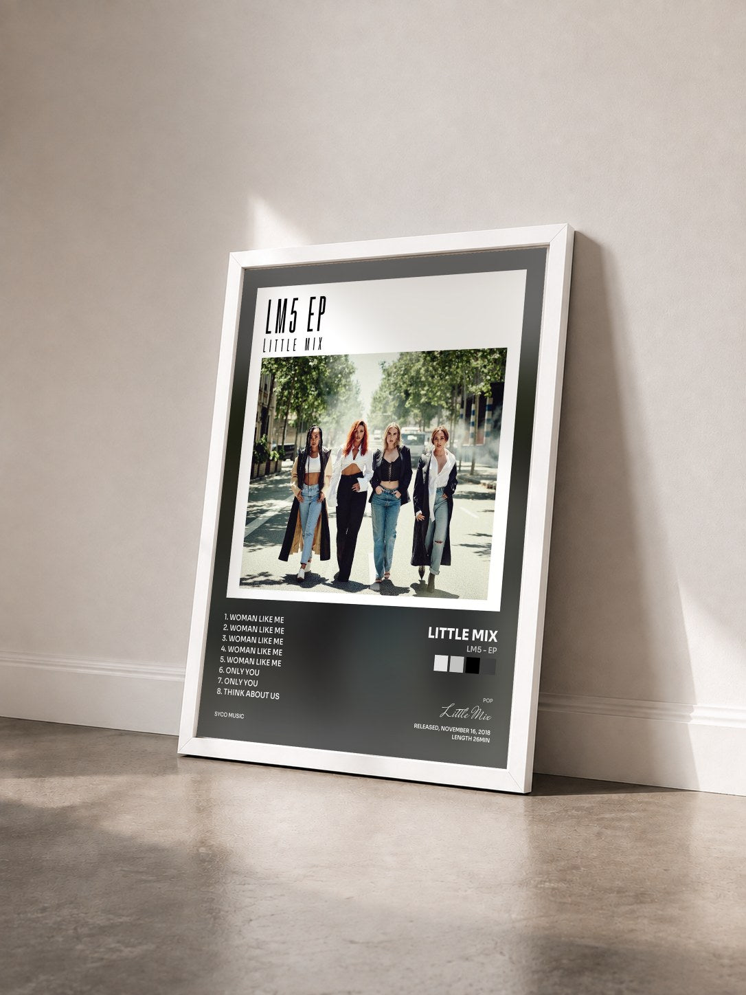 #blanc Tableau de l'album LM5 - EP de Little Mix vu de trois quarts, cadre blanc