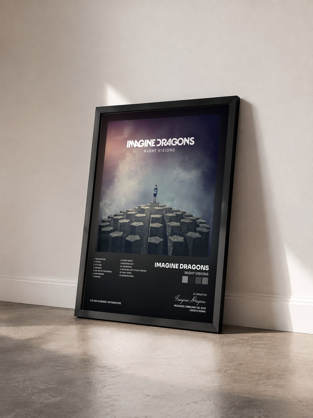 #noir Night Visions di Imagine Dragons in stampa incorniciata vista di tre quarti, cornice nera