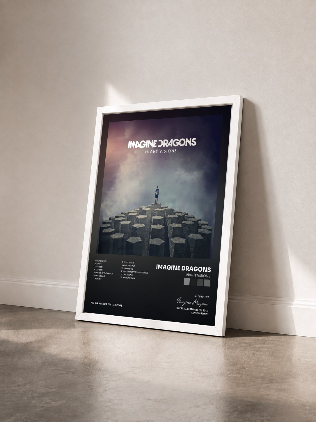 #blanc Night Visions di Imagine Dragons in stampa incorniciata vista di tre quarti, cornice bianca