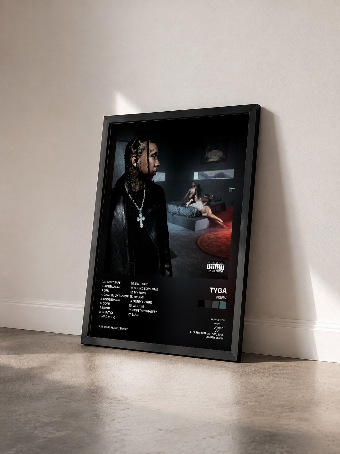 #noir Tableau de l'album NSFW de Tyga vu de trois quarts, cadre noir