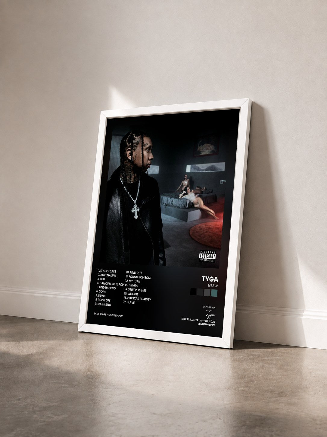 #blanc Tableau de l'album NSFW de Tyga vu de trois quarts, cadre blanc