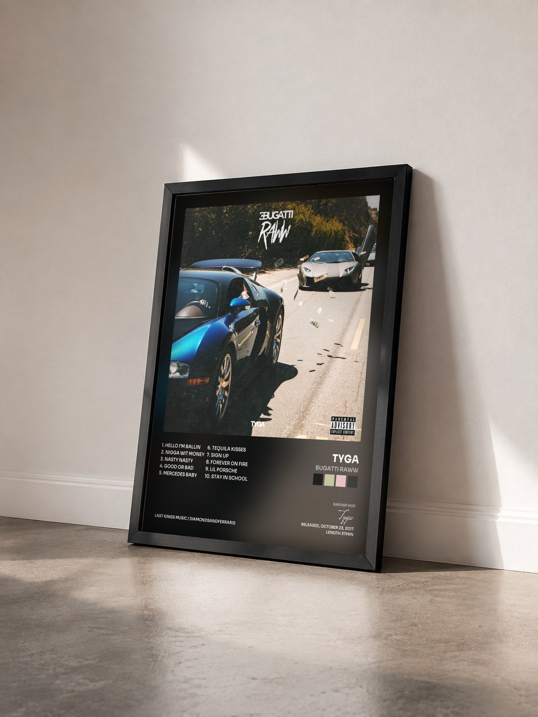 #noir Tableau de l'album Bugatti Raww de Tyga vu de trois quarts, cadre noir