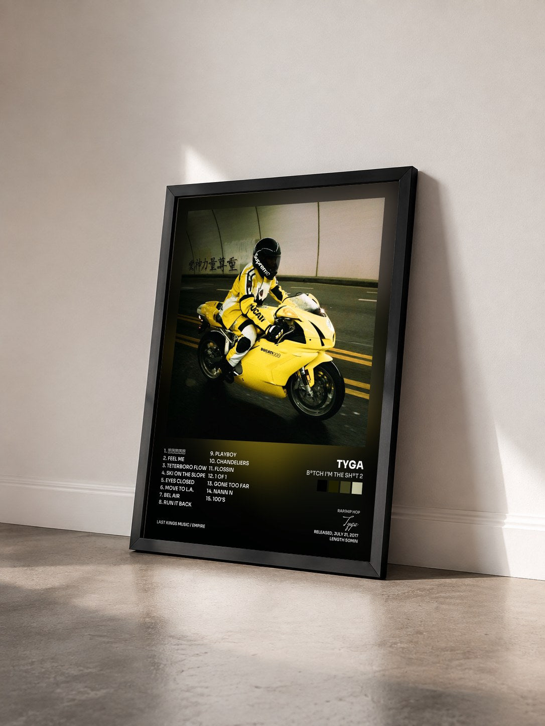 #noir Tableau de l'album B*tch I'm the Sh*t 2 de Tyga vu de trois quarts, cadre noir
