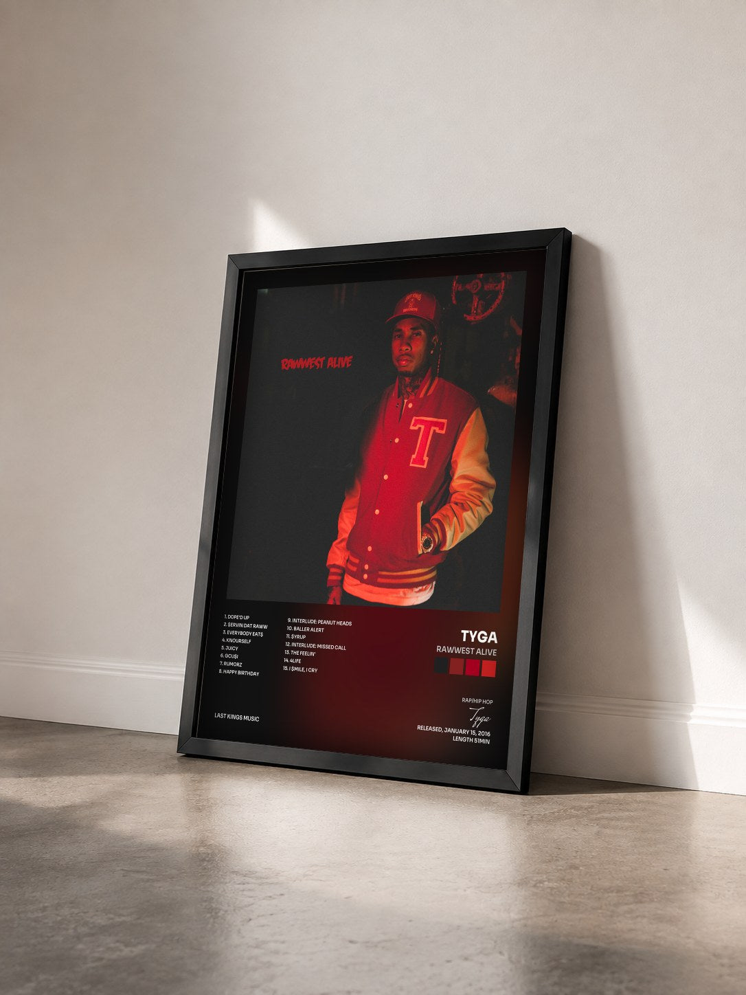 #noir Tableau de l'album Rawwest Alive de Tyga vu de trois quarts, cadre noir