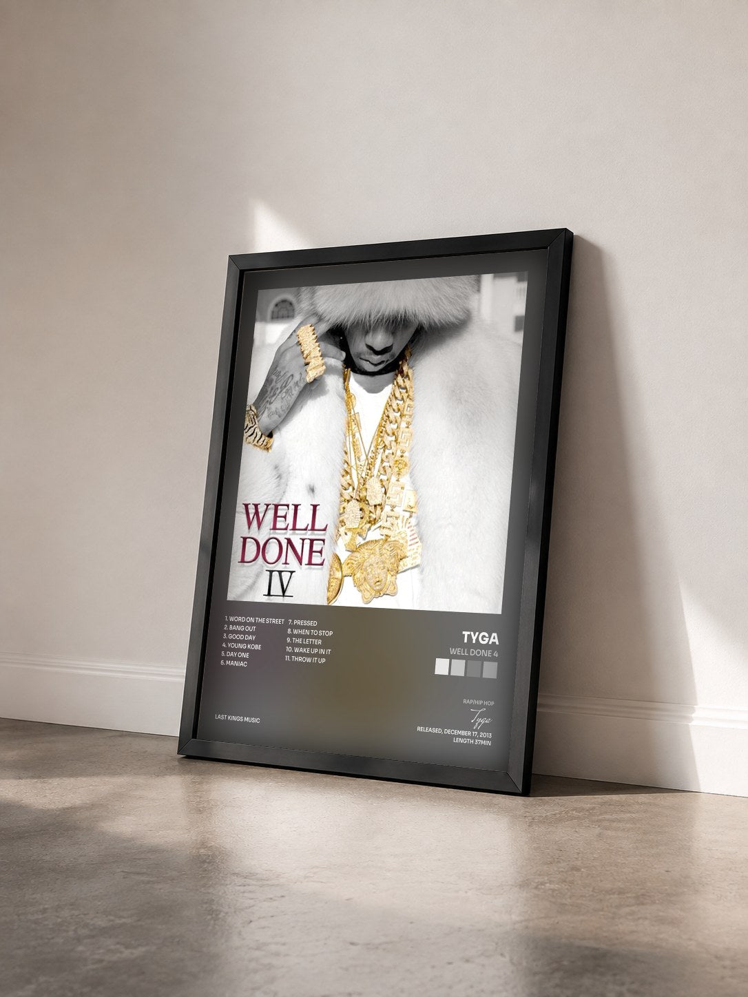 #noir Tableau de l'album Well Done 4 de Tyga vu de trois quarts, cadre noir