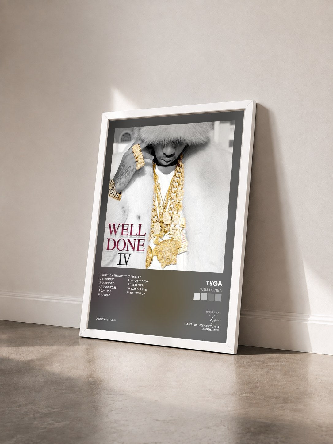 #blanc Tableau de l'album Well Done 4 de Tyga vu de trois quarts, cadre blanc