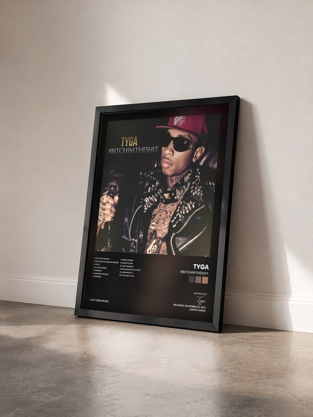 #noir Tableau de l'album #BitchImTheShit de Tyga vu de trois quarts, cadre noir
