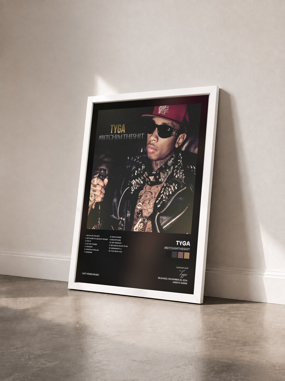 #blanc Tableau de l'album #BitchImTheShit de Tyga vu de trois quarts, cadre blanc