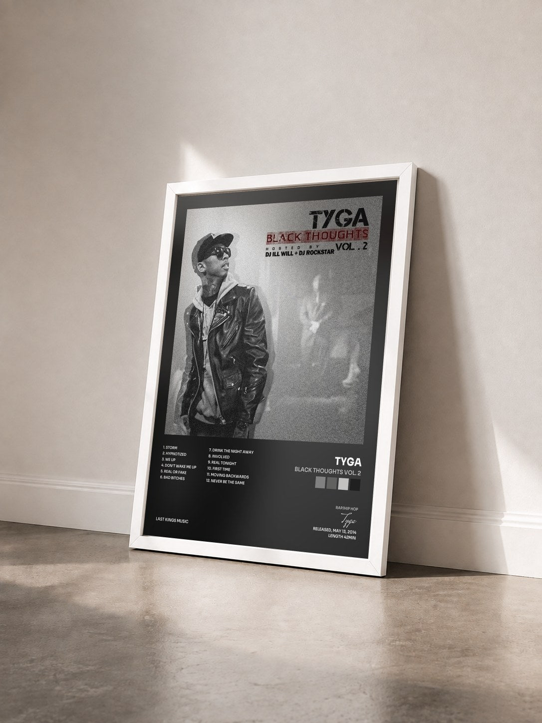 #blanc Tableau de l'album Black Thoughts Vol. 2 de Tyga vu de trois quarts, cadre blanc