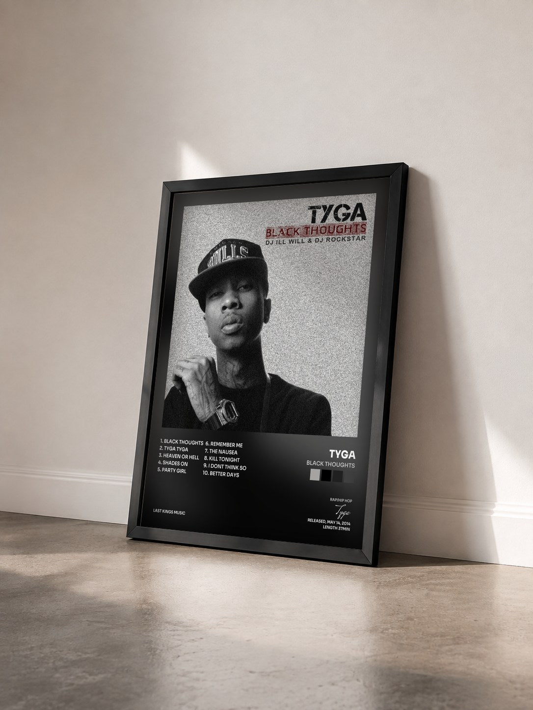 #noir Tableau de l'album Black Thoughts de Tyga vu de trois quarts, cadre noir