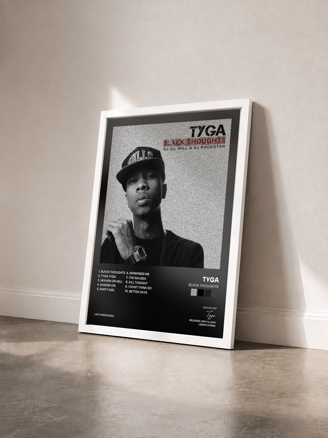 #blanc Tableau de l'album Black Thoughts de Tyga vu de trois quarts, cadre blanc