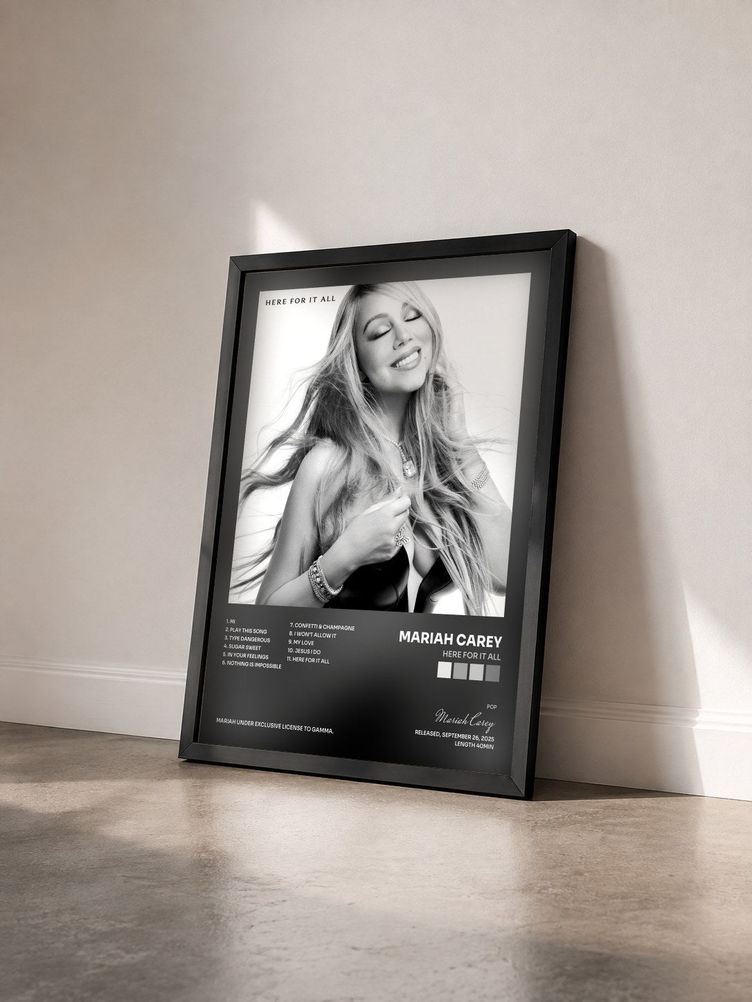 #noir Tableau de l'album Here For It All de Mariah Carey vu de trois quarts, cadre noir