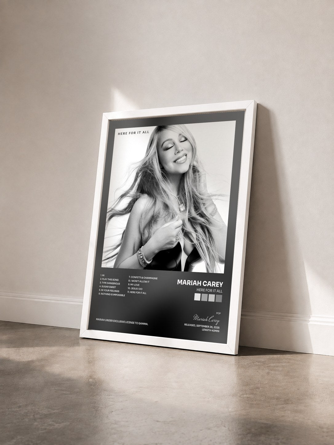 #blanc Tableau de l'album Here For It All de Mariah Carey vu de trois quarts, cadre blanc