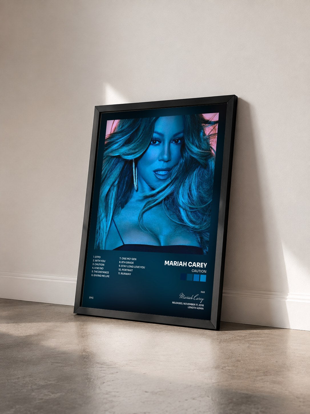 #noir Tableau de l'album Caution de Mariah Carey vu de trois quarts, cadre noir