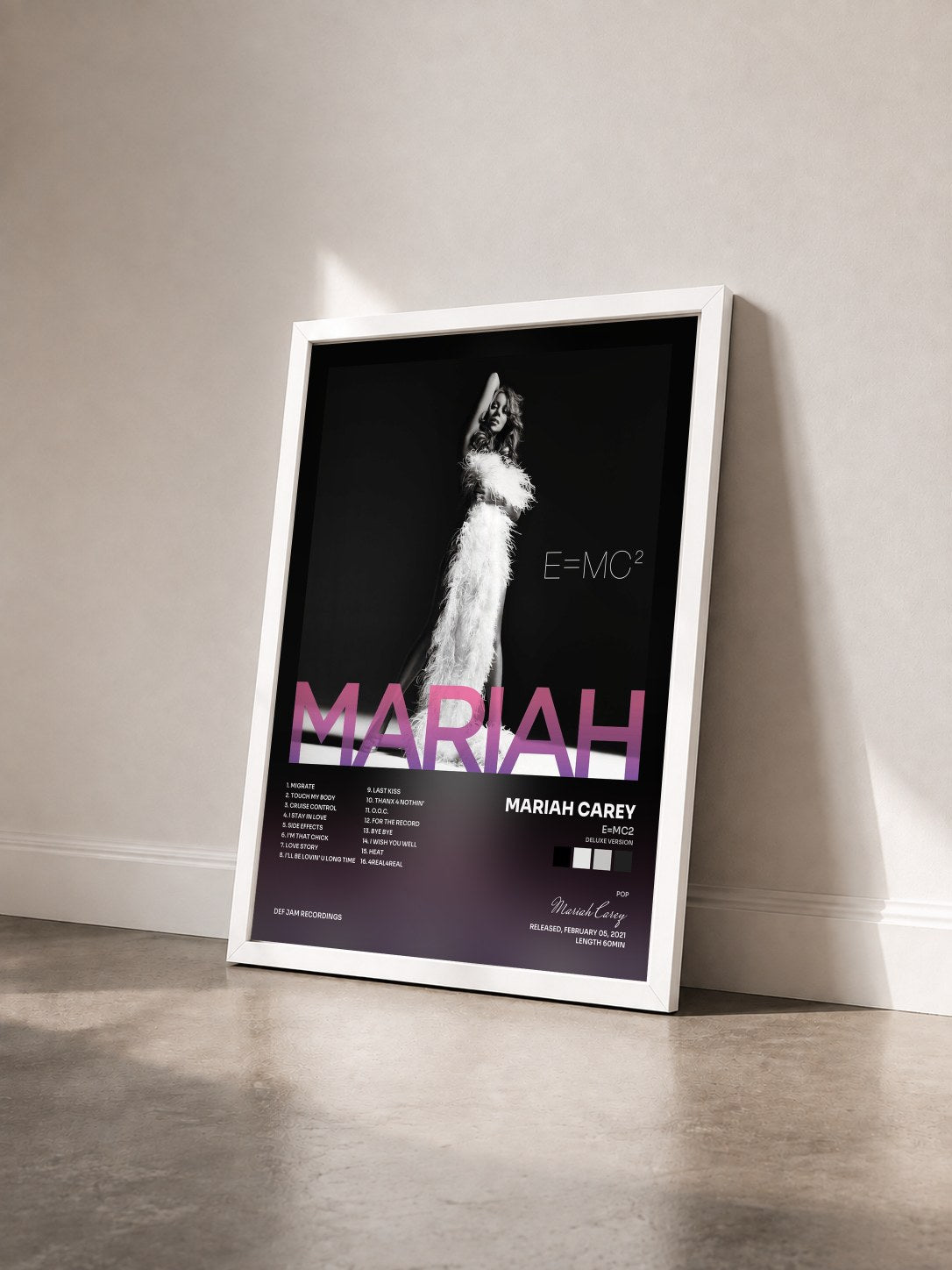 #blanc Tableau de l'album E=MC2 (Deluxe Version) de Mariah Carey vu de trois quarts, cadre blanc