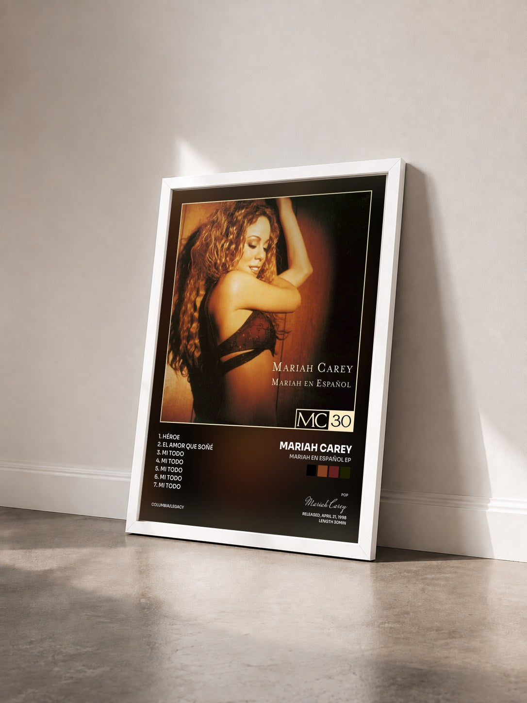 #blanc Mariah En Español EP de Mariah Carey en lámina enmarcada vista de tres cuartos, marco blanco